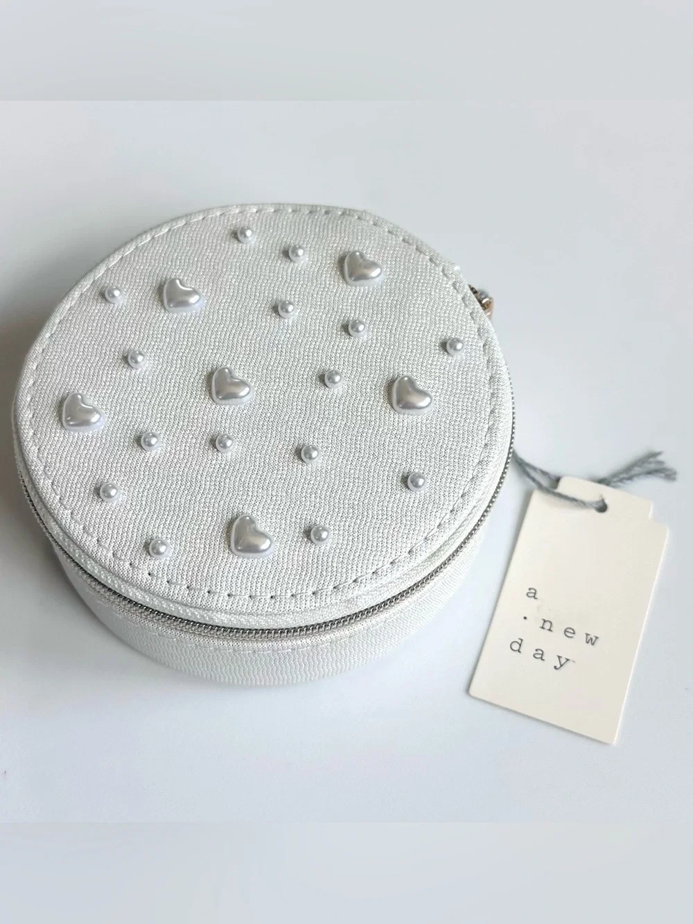NWT a new day White Round Heart & Pearl Stud Jewelry Case